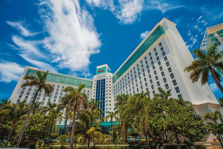 hotel-riu-cancun-newlogo-768x512