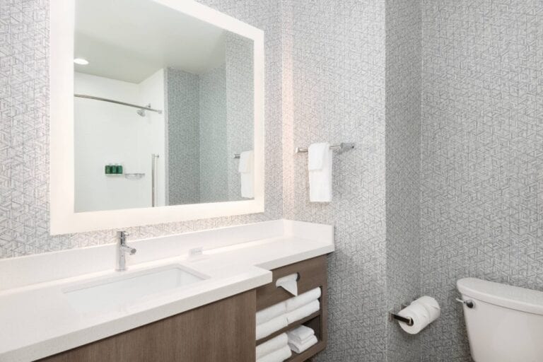 pfnsh-bathroom-4058-hor-clscresized-768x512