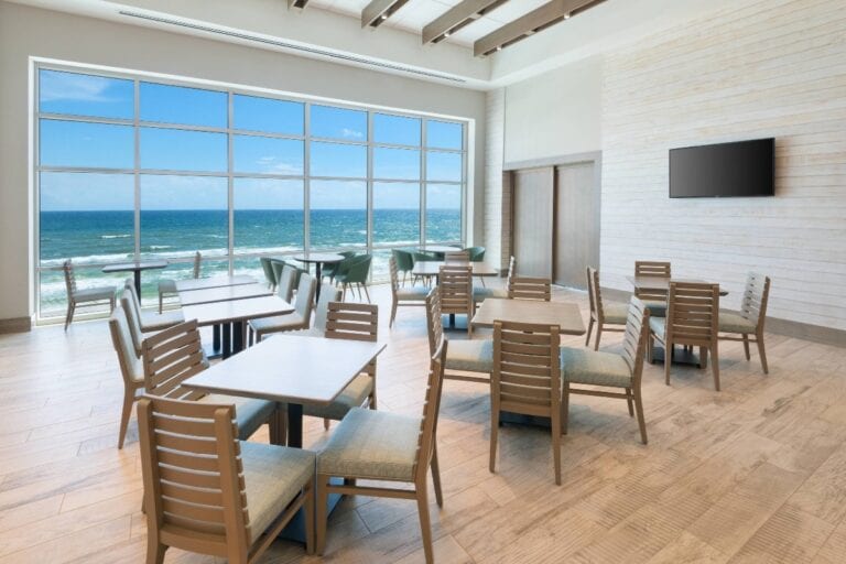 pfnsh-dining-4023-hor-clscresized-768x512