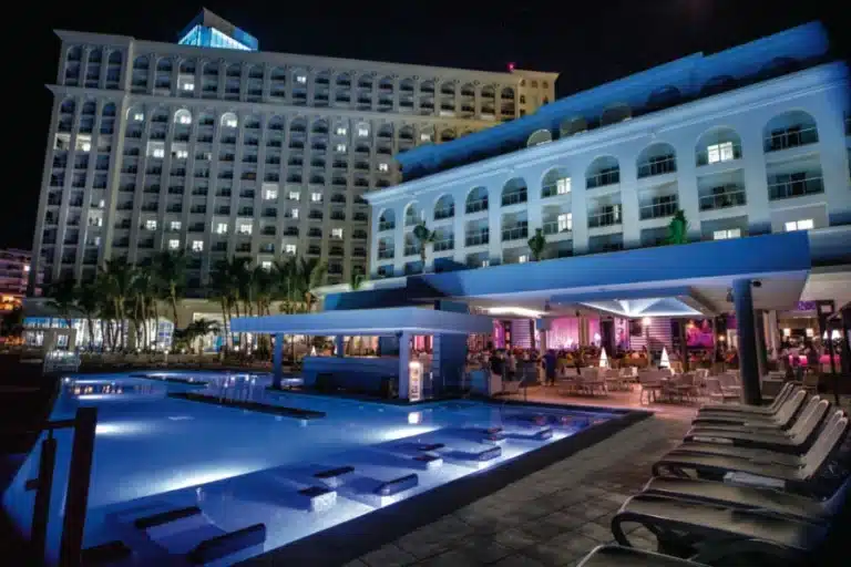 piscina-bar-pool-768x512 (1)