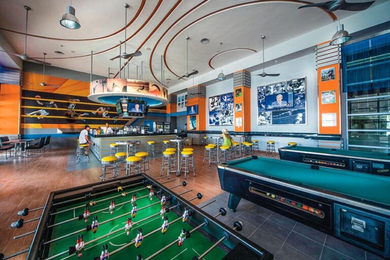 sport-bar-riu-cancun-768x512